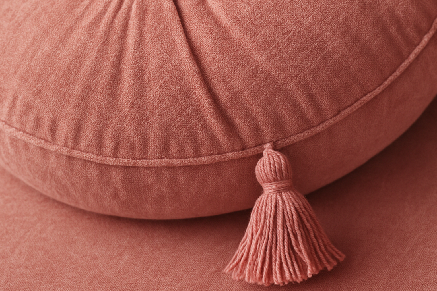 Almofada Redonda Rosa Seco com Franjas - Boho 40cm